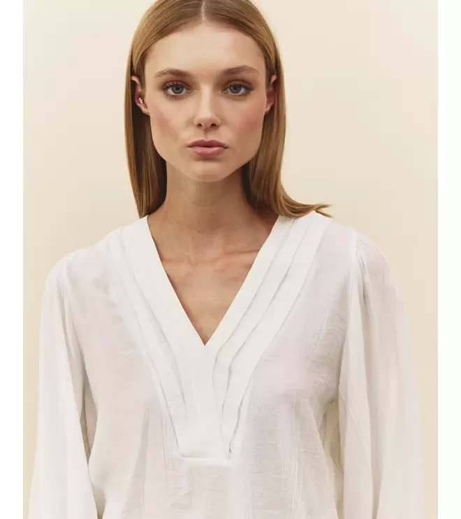Oferta de BLUSA ESCOTE PICO JARETAS por 17,95€ en Mulaya