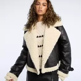 Oferta de Faux leather jacket with fake fur por 39,99€ en New Yorker