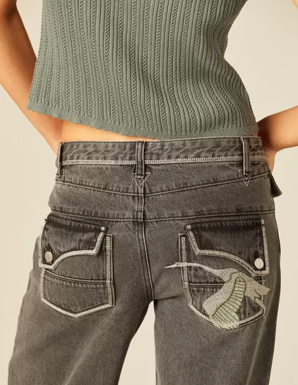 Oferta de PANTALÓN BORDADO BOLSILLO GRIS por 55,99€ en Nícoli