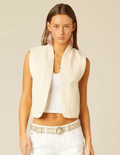 Oferta de CHALECO JAQUARD CRUDO BRILLO por 43,99€ en Nícoli