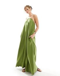 Oferta de Vestido veraniego largo verde oliva de corte depurado con escote palabra de honor de ASOS DESIGN por 47,99€ en Asos
