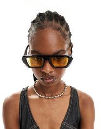 Oferta de Gafas de sol negras con montura cuadrada y lentes amarillas Apheta de AIRE X ASOS por 58,99€ en Asos