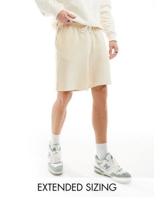 Oferta de Pantalones cortos color crudo extragrandes de velour acanalado de ASOS DESIGN por 24,99€ en Asos