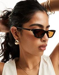 Oferta de Gafas de sol negras con montura estrecha y lentes marrones Titania de AIRE x ASOS por 43,99€ en Asos