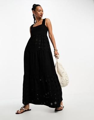 Oferta de Vestido largo negro escalonado con escote cuadrado y bordado inglés de ASOS DESIGN por 19,19€ en Asos