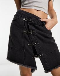 Oferta de Minifalda vaquera gris asimétrica de Urban Revivo por 29€ en Asos