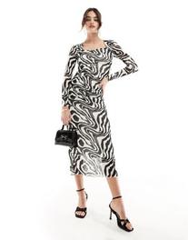 Oferta de Vestido midi blanco y negro con estampado ondulado Rizza de Y.A.S por 26,39€ en Asos