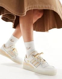 Oferta de Zapatillas de deporte blanco hueso y beis Forum Low CL de adidas Originals por 120€ en Asos