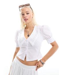 Oferta de Camisa blanca con cuello tipo babero estilo wéstern de Reclaimed Vintage por 32,99€ en Asos