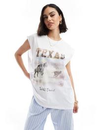 Oferta de Camiseta blanca extragrande sin mangas con estampado gráfico de vaquero con texto "Texas" de ASOS DESIGN por 22,99€ en Asos