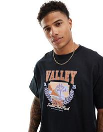Oferta de Camiseta negra extragrande con estampado "Valley Sport" en el pecho de ASOS DESIGN por 19,99€ en Asos