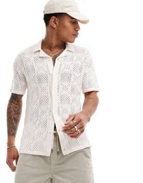 Oferta de Camisa blanca abotonada de punto con patrón efecto encaje de Hollister por 45€ en Asos