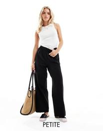 Oferta de Pantalones negros de pernera ancha de tejido efecto lino de PIECES Petite por 40,99€ en Asos