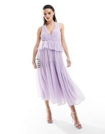 Oferta de Vestido midi lila polvoriento escalonado y plisado con escote pronunciado de ASOS DESIGN por 45,59€ en Asos