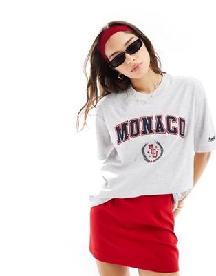 Oferta de Camiseta gris extragrande con estampado gráfico "Monaco" de estilo universitario de Cotton On por 27,5€ en Asos