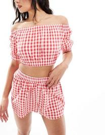 Oferta de Pijama a cuadros vichy rojos de top de tirantes con diseño fruncido y pantalones cortos de algodón de Loungeable por 37,99€ en Asos
