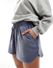Oferta de Pantalones cortos de chándal azul lavado deportivos de ASOS DESIGN por 17,99€ en Asos