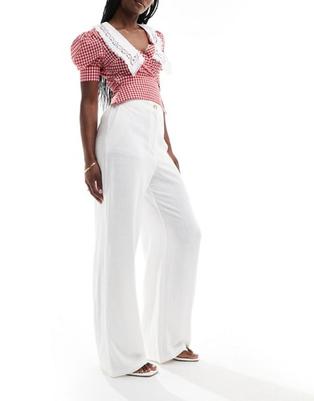 Oferta de Pantalones de sastre blancos holgados de tejido efecto lino de ASOS DESIGN por 37,99€ en Asos