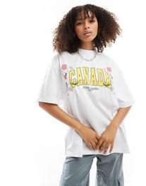 Oferta de Camiseta blanca extragrande con bordado de flores y texto "Canada" de ASOS DESIGN por 24,99€ en Asos