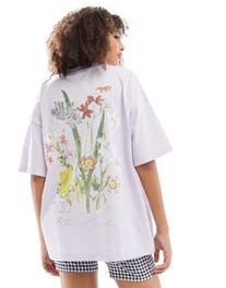 Oferta de Camiseta lila extragrande con estampado botánico en la espalda de ASOS DESIGN por 22,99€ en Asos