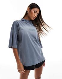 Oferta de Camiseta gris carbón con cuello subido y lavado ácido de ASOS DESIGN Weekend Collective por 29,99€ en Asos