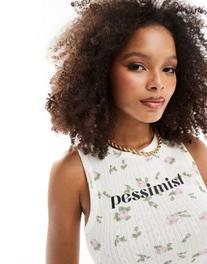 Oferta de Camiseta sin mangas con estampado floral y texto "Pessimist" de ASOS DESIGN por 19,99€ en Asos