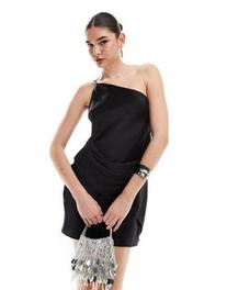 Oferta de Vestido corto negro asimétrico y drapeado de satén de ASOS DESIGN por 47,99€ en Asos