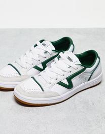 Oferta de Zapatillas de deporte blancas y verdes con suela de goma Lowland de Vans por 70€ en Asos