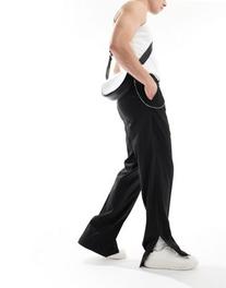 Oferta de Pantalones de vestir negros de pernera recta con detalle de cadena en la cintura de ASOS DESIGN por 42,99€ en Asos