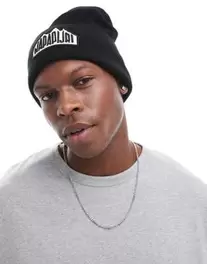 Oferta de Gorro negro con logo de texto en la parte trasera y vuelta Linth de Napapijri por 40€ en Asos