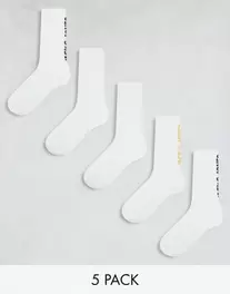 Oferta de Pack de 5 pares de calcetines blancos deportivos con logo de Jack & Jones por 14,99€ en Asos