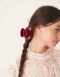 Oferta de Pinza para el cabello grande burdeos Rosie de SUI AVA por 30,99€ en Asos