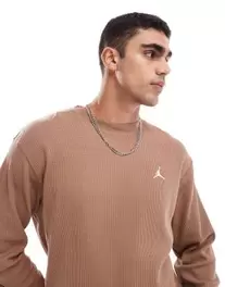 Oferta de Top marrón básico de manga larga con logo de Jordan por 64,99€ en Asos