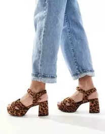 Oferta de Zapatos de tacón grueso con estampado de leopardo y tiras cruzadas de Yours por 62,99€ en Asos