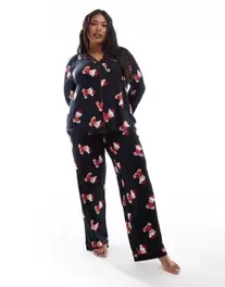 Oferta de Pijama azul marino de pantalones y top de manga larga con cuello de solapas y estampado de osos de peluche de Navidad exclusivo de Chelsea Peers Curve por 46,99€ en Asos