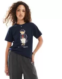 Oferta de Camiseta azul marino con estampado de oso vacacionista de Polo Ralph Lauren por 149€ en Asos