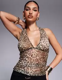 Oferta de Top fruncido escotado con estampado de leopardo y cuello halter de malla de ASOS DESIGN por 29,99€ en Asos