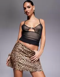 Oferta de Minifalda acampanada con estampado de leopardo de punto roma de ASOS DESIGN por 24,99€ en Asos