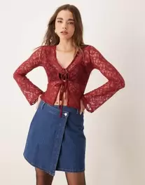 Oferta de Blusa burdeos con lazada delantera de encaje de ASOS DESIGN por 29,99€ en Asos