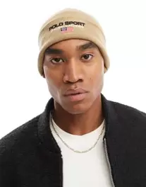 Oferta de Gorro color tostado con logo de punto de la colección cápsula Sport de Polo Ralph Lauren por 59€ en Asos