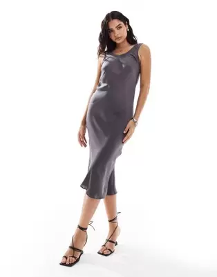 Oferta de Vestido lencero midi gris plateado de corte al bies con cuello de canalé de ASOS DESIGN por 11€ en Asos