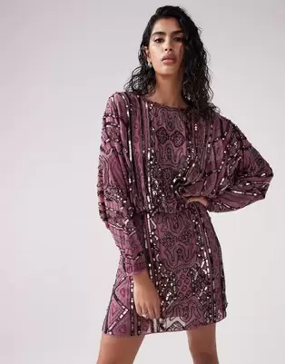 Oferta de Vestido corto malva con mangas murciélago y abalorios de ASOS DESIGN por 85,5€ en Asos