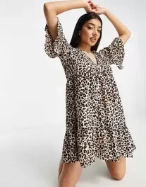 Oferta de Vestido playero con estampado de leopardo y cuello de pico de Influence por 19€ en Asos