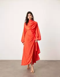 Oferta de Vestido midi rojo con mangas blusón voluminosas de satén de ASOS EDITION por 112€ en Asos