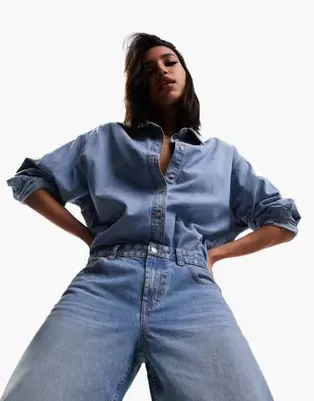 Oferta de Camisa vaquera sencilla con lavado azul de ASOS DESIGN por 17,5€ en Asos