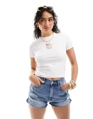 Oferta de Camiseta blanca con diseño encogido y estampado de margarita de JJXX por 7,5€ en Asos