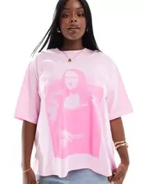 Oferta de Camiseta rosa extragrande con estampado gráfico con licencia de Mona Lisa de ASOS DESIGN Curve por 22€ en Asos