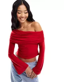 Oferta de Top rojo asimétrico ceñido de ASOS DESIGN por 16,5€ en Asos