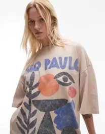 Oferta de Camiseta color crudo extragrande con estampado gráfico "Sao Paulo" de Topshop por 30€ en Asos