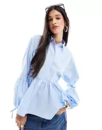 Oferta de Camisa azul claro con cintura baja y sobrefalda de ASOS DESIGN por 14,5€ en Asos